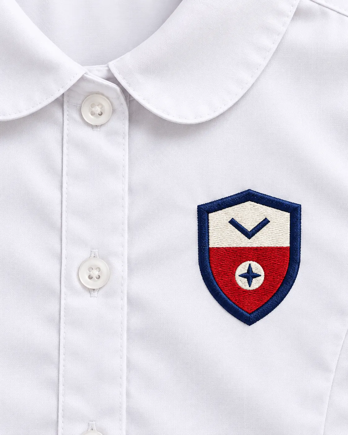 Blusa escolar manga corta blanco, detalle de escudo