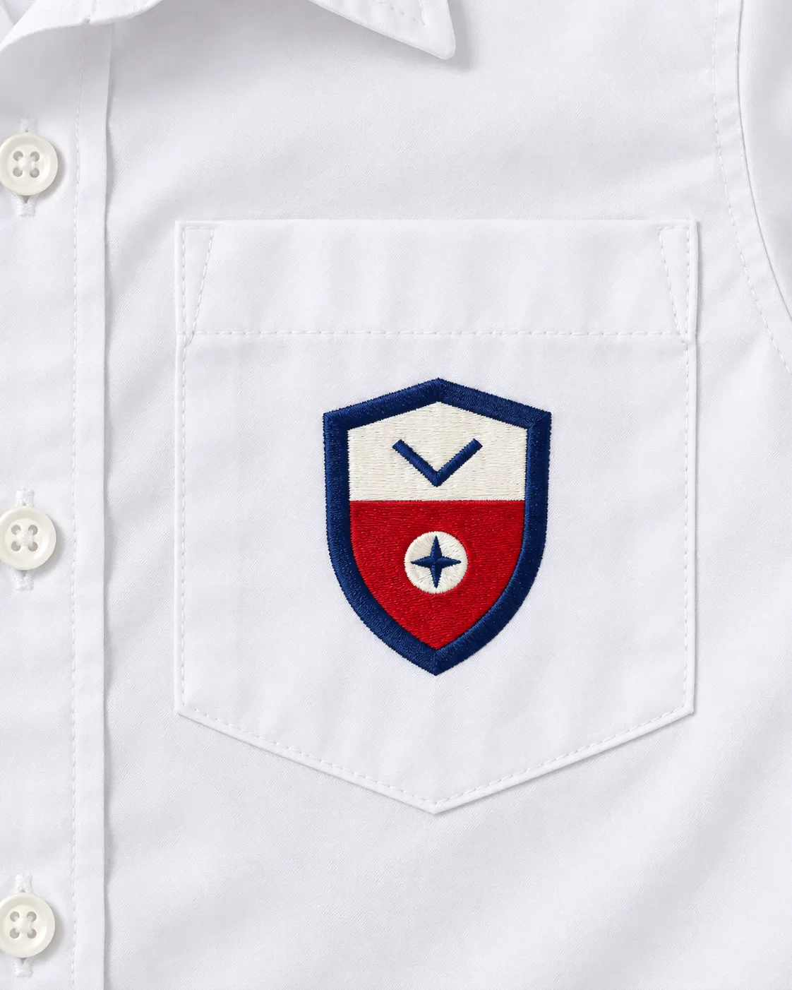 Camisa escolar manga corta blanco, detalle de bolsa con escudo