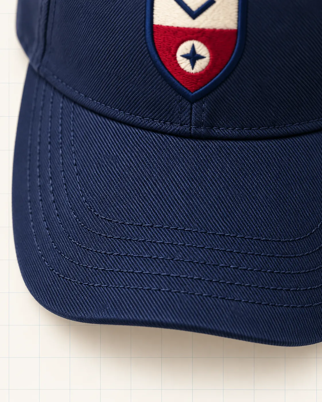 Gorra deportiva azul marino, detalle de visera