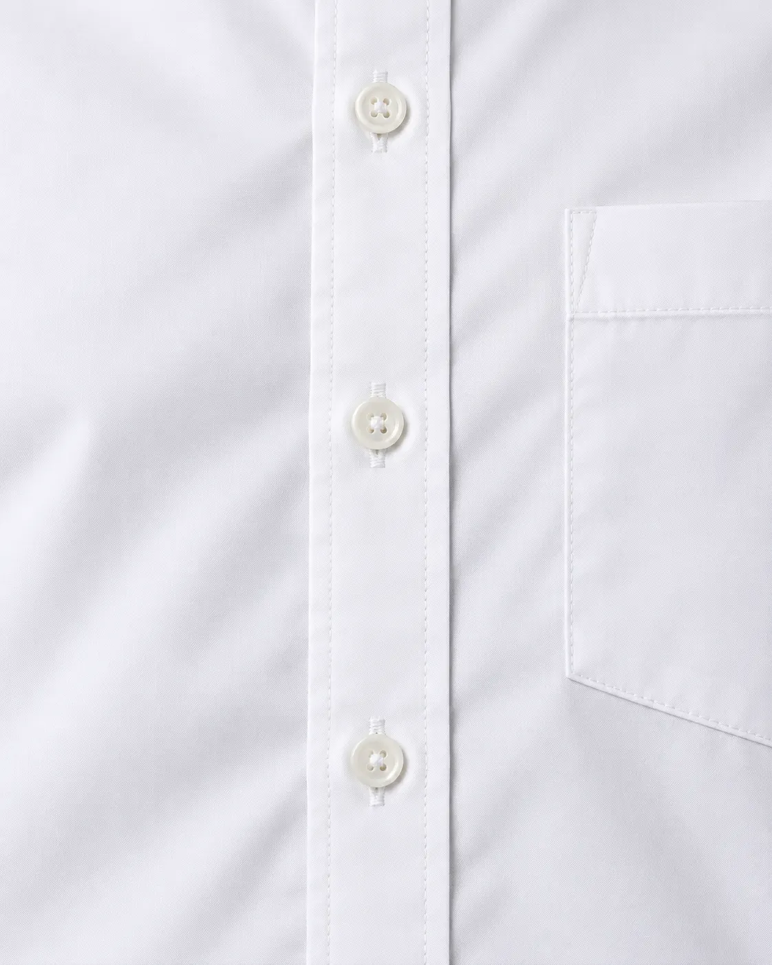 Camisa formal manga corta blanco, detalle de botonadura