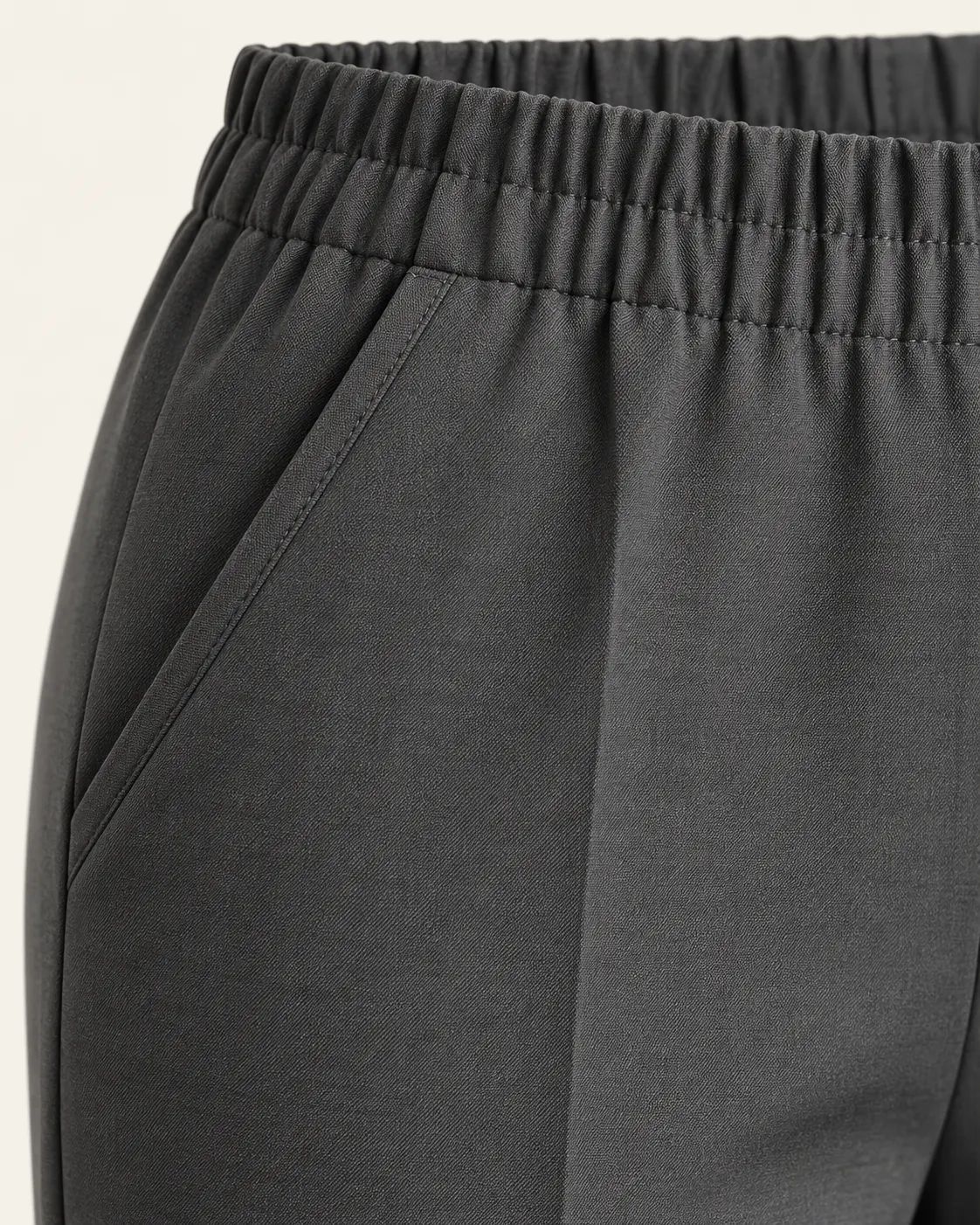 Pantalón dama confort, pretina elástica gris carbón, detalle de bolsas