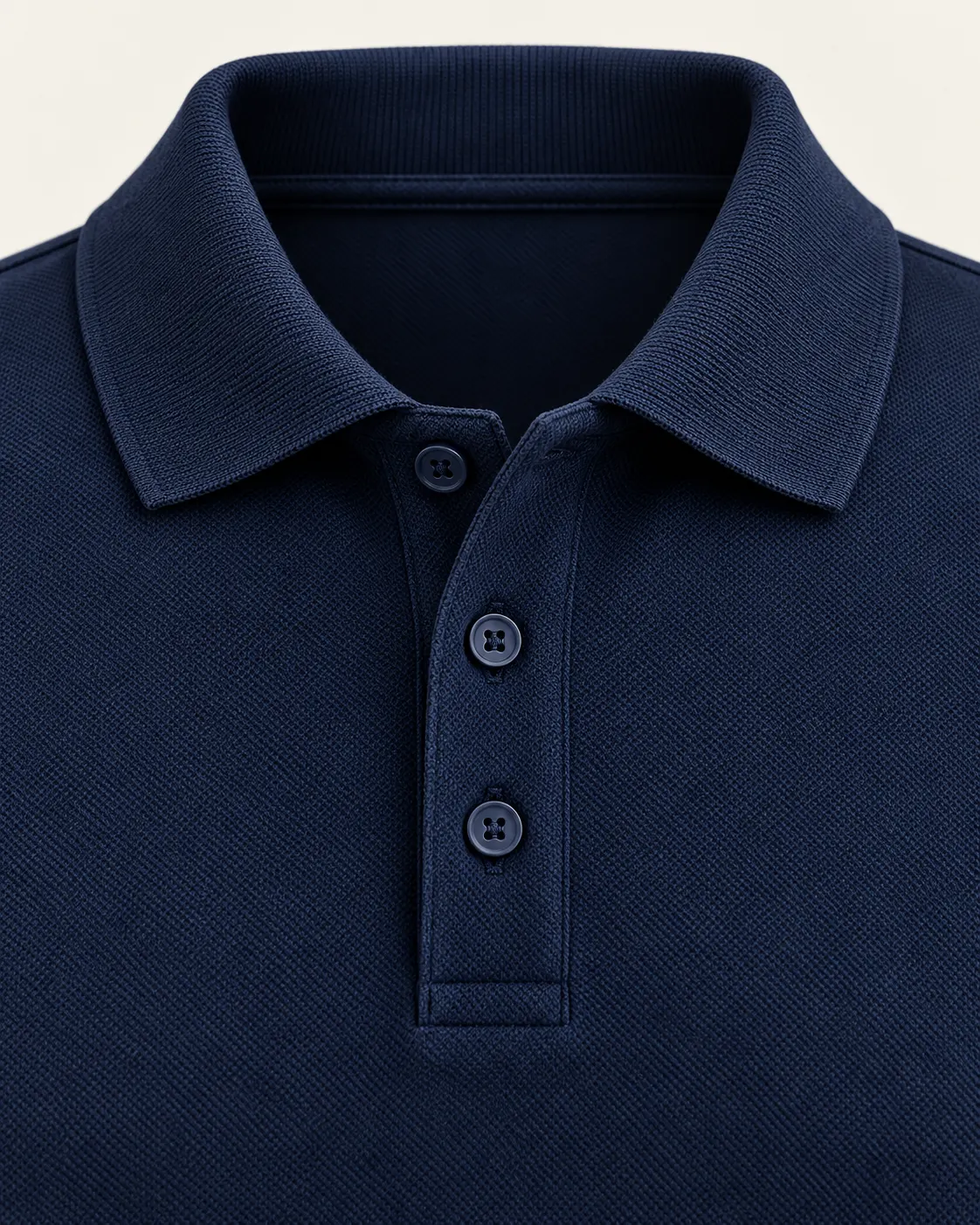 Polo con botones azul marino, detalle de tapeta de 3 botones